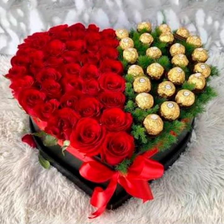 14 caja de rosas corazon con ferrero Floristería en Cali | Flor y Vida | Envío Gratís