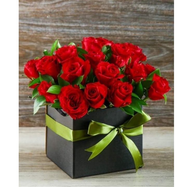 17 caja de rosas cuadrada Floristería en Cali | Flor y Vida | Envío Gratís