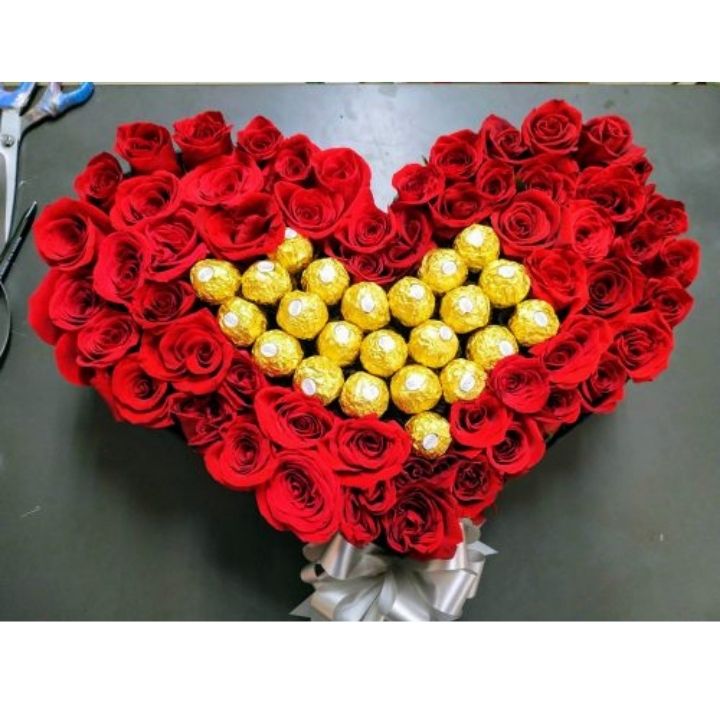 18 caja de rosas y ferrerors corazon Floristería en Cali | Flor y Vida | Envío Gratís