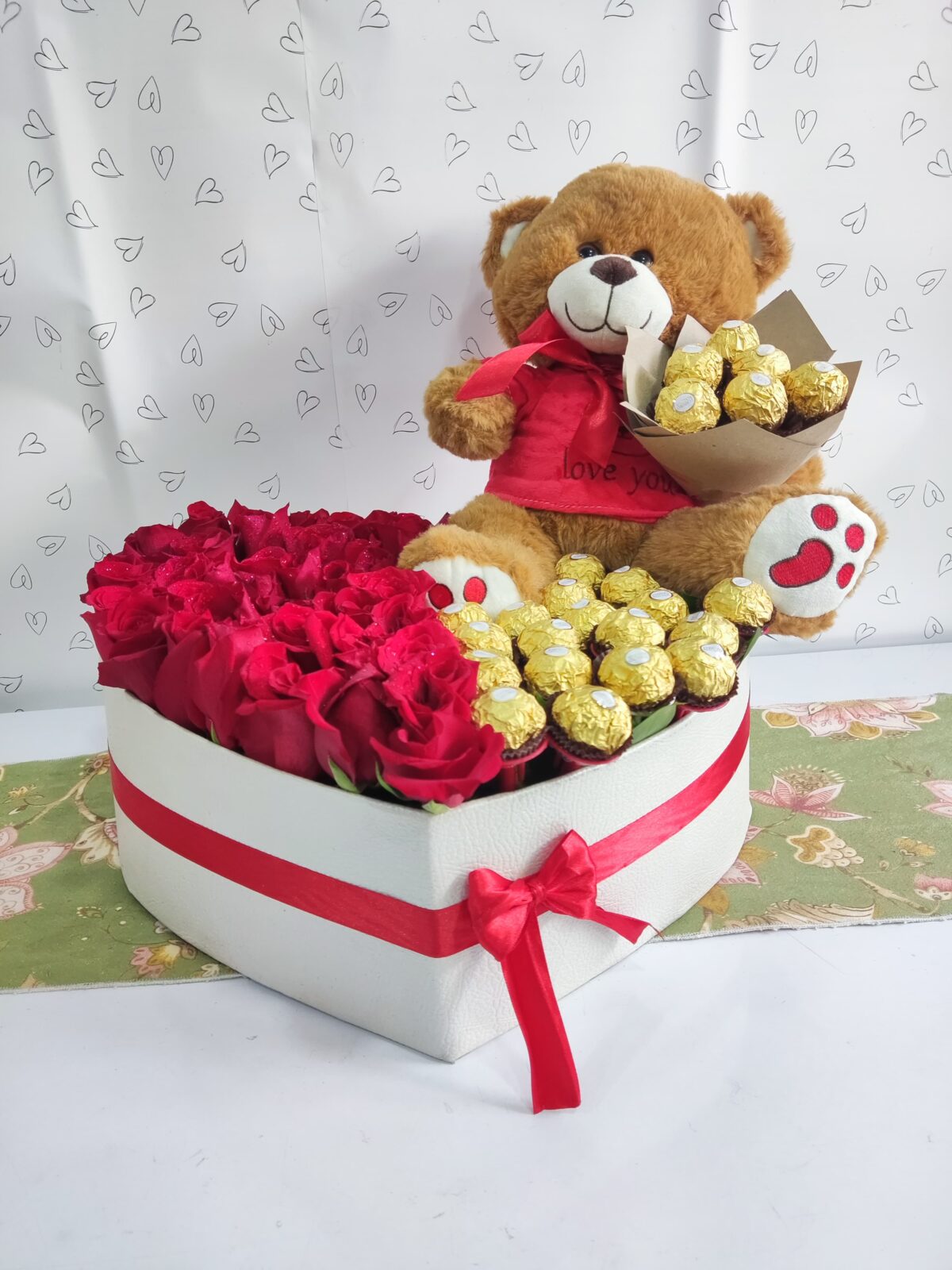 CAJA BLANCA DE ROSAS Y FERREROS CORAZON EN CALI FLOR Y VIDA scaled Floristería en Cali | Flor y Vida | Envío Gratís