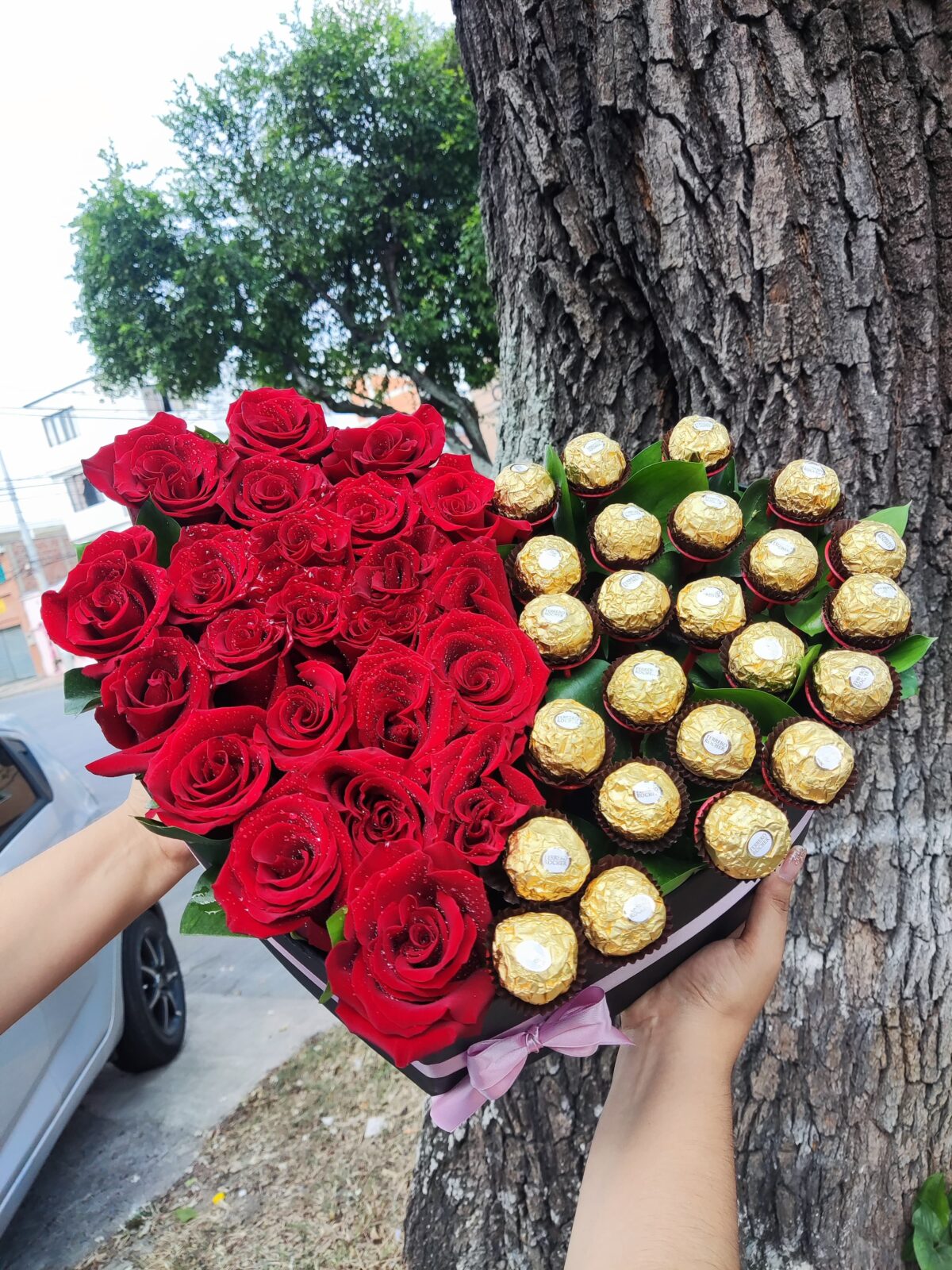 CAJA DE ROSAS Y FERREROS CORAZON EN CALI FLOR Y VIDA scaled Floristería en Cali | Flor y Vida | Envío Gratís