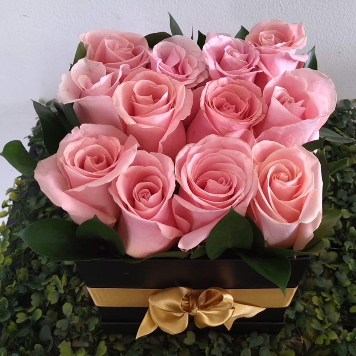 Caja cuadrada de rosa rosadas Floristería en Cali | Flor y Vida | Envío Gratís